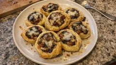 Roulés feuilletés guanciale, champignons et pecorino : l’apéro croustillant qui change