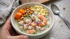 Ceviche péruvien à la leche de tigre : daurade, crevettes et 15 minutes de marinade